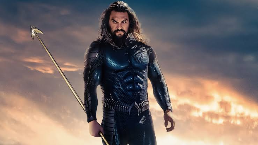 Jason Momoa interpretando Aquaman