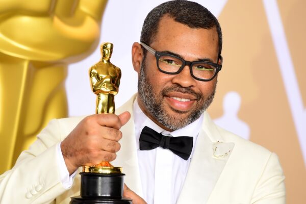 Jordan Peele segurando a estatueta do Oscar