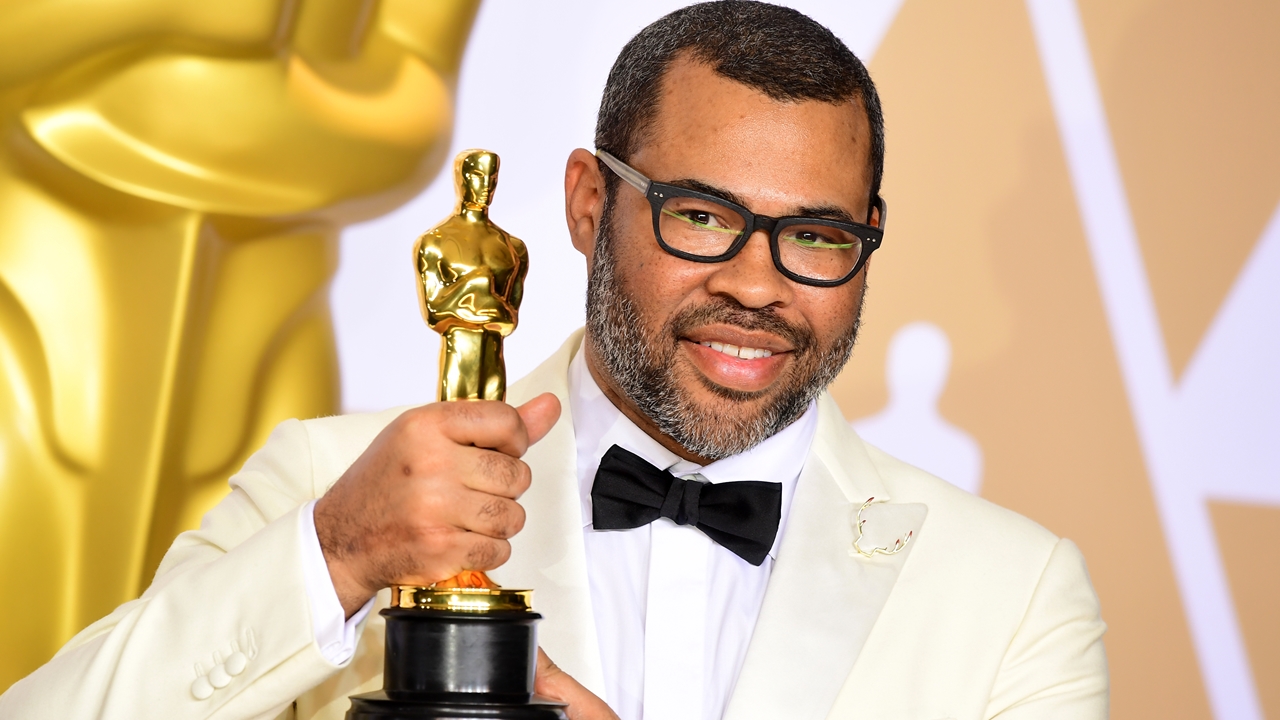 Jordan Peele segurando a estatueta do Oscar