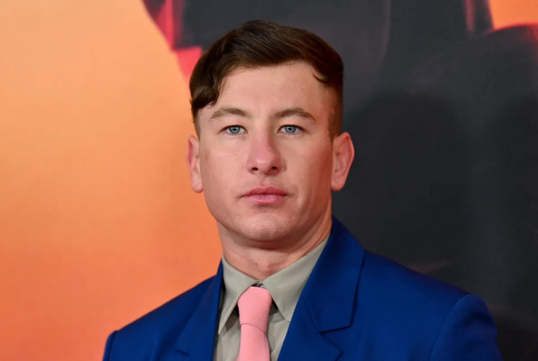 Ator Barry Keoghan em tapete vermelho