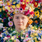 Atriz Florence Pugh com coroa de flores, no filme 'Midsommar'