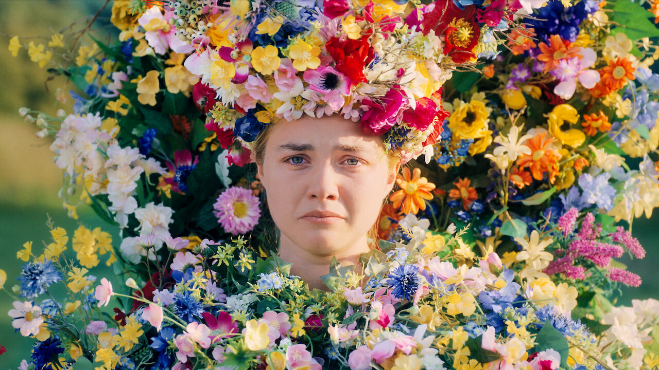 Atriz Florence Pugh com coroa de flores, no filme 'Midsommar'