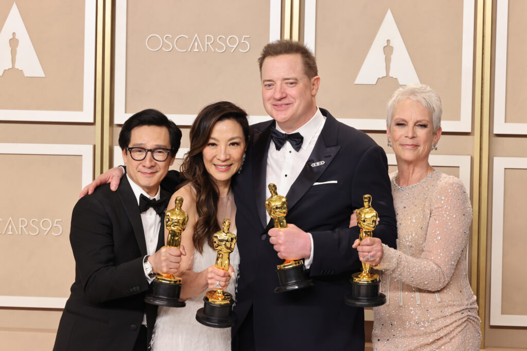 Ke Huy Quan, Michelle Yeoh, Brendan Fraser e Jamie Lee Curtis com suas estatuetas do Oscar. Todos atuaram em filmes independentes.