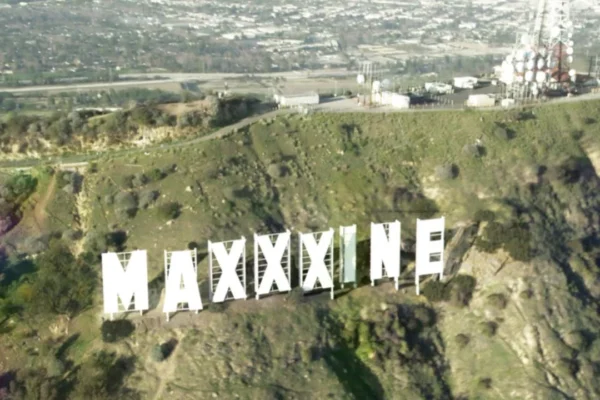 Letreiro de Hollywood com a palavra 'Maxxxine'