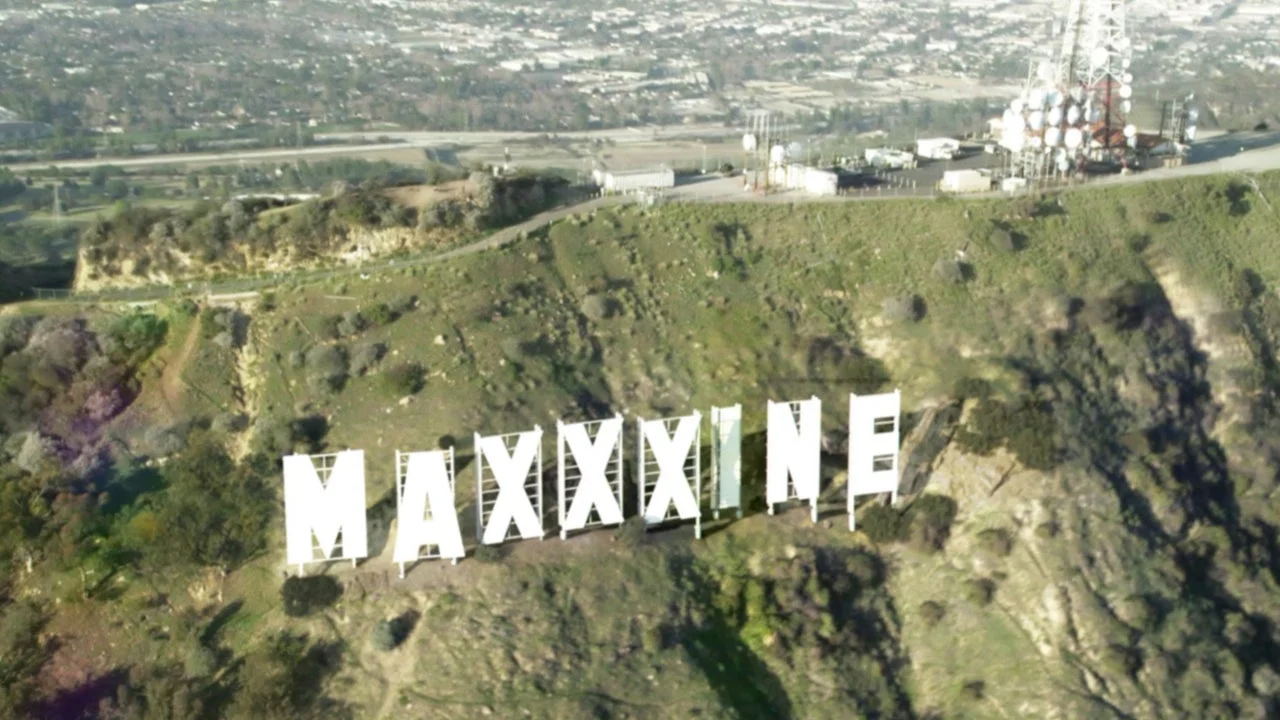 Letreiro de Hollywood com a palavra 'Maxxxine'