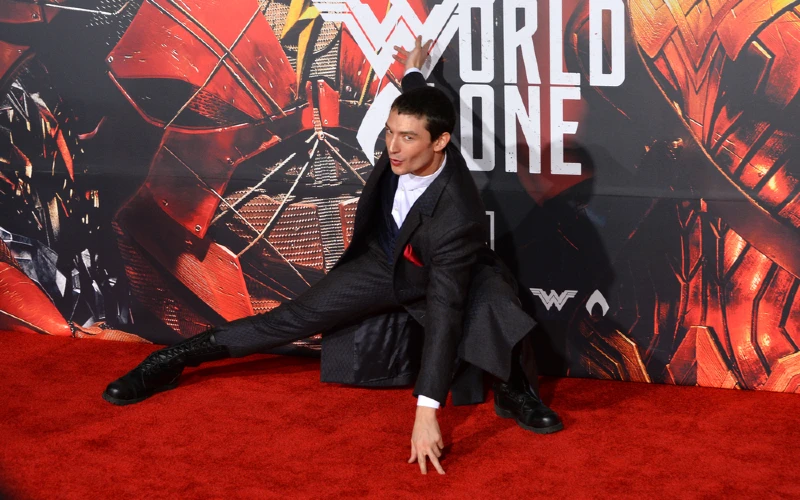 Ezra Miller fazendo pose na premiere de Liga da Justiça