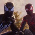 Peter Parker com a roupa do venom e Miles Morales lado a lado