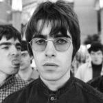 A banda Oasis em Imagem divulgação de (What's the Story) Morning Glory