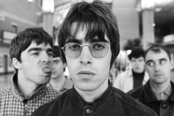 A banda Oasis em Imagem divulgação de (What's the Story) Morning Glory