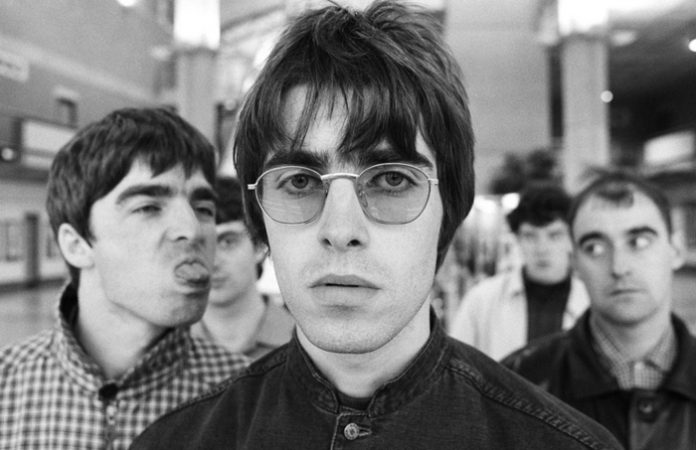 A banda Oasis em Imagem divulgação de (What's the Story) Morning Glory