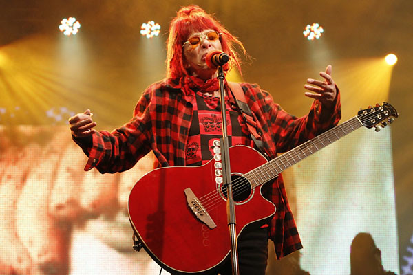 Rita Lee toca violão em show.