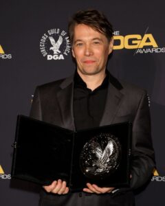 Sean Baker com o prêmio do Directors Guild of America Awards