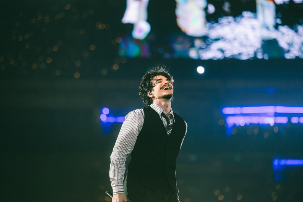 Cantor Jão no primeiro show da turnê memórias póstumas